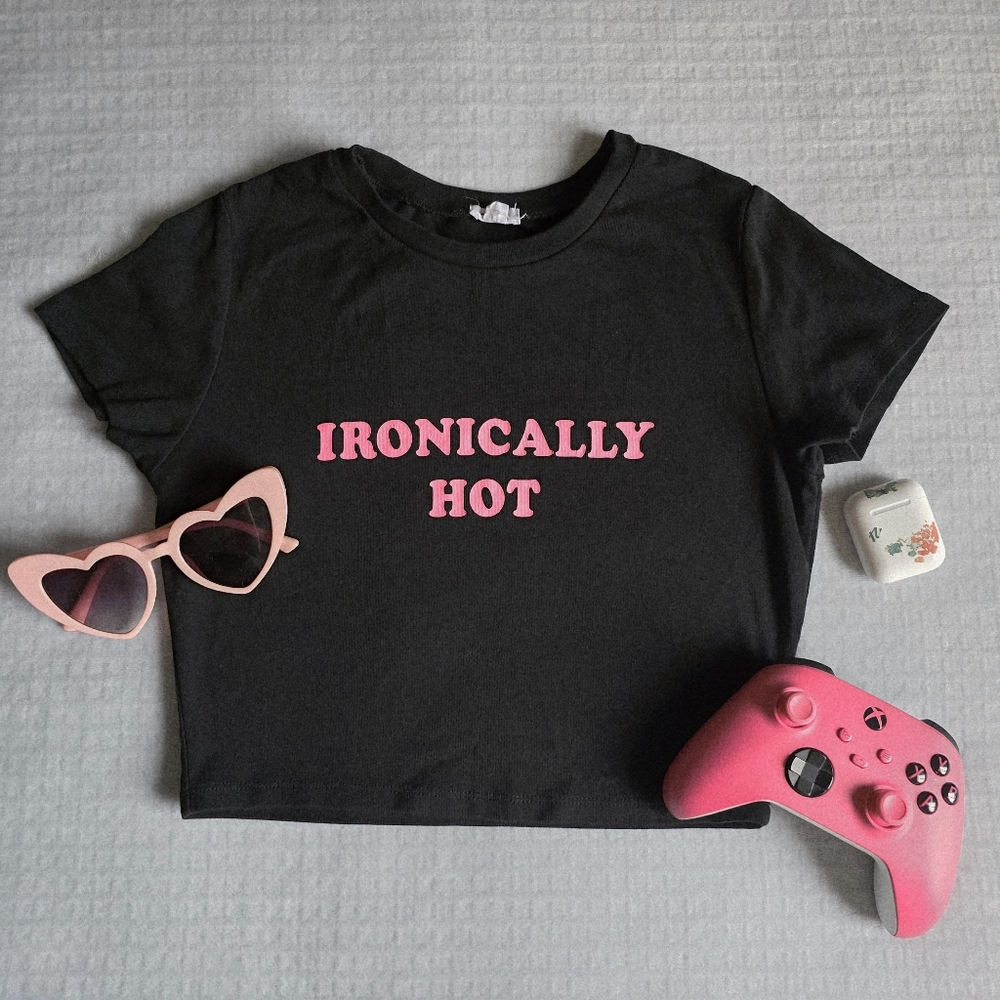 black and pink graphic y2k crop tee | garage | medium